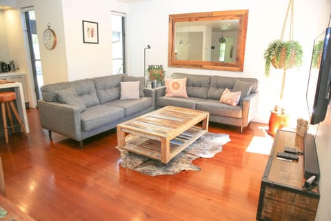 TV and multimedia, Living room, Seating area, heating, pet friendly, air conditioner