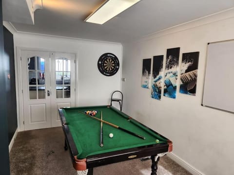 5Bed House with Games Room & Slide! Fast WiFI & FREE Parking Apartment in Charnwood