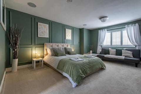 5Bed House with Games Room & Slide! Fast WiFI & FREE Parking Apartment in Charnwood