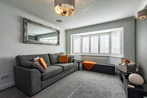 5Bed House with Games Room & Slide! Fast WiFI & FREE Parking Apartment in Charnwood