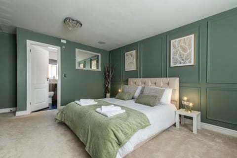 5Bed House with Games Room & Slide! Fast WiFI & FREE Parking Apartment in Charnwood