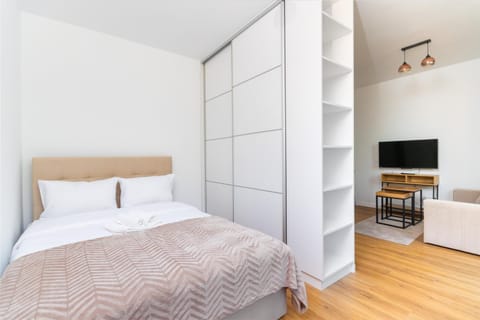 Communal lounge/ TV room, Bed, TV and multimedia, Photo of the whole room, Evening entertainment, Bedroom, wardrobe