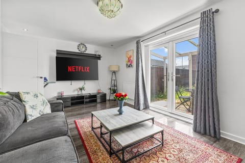 Communal lounge/ TV room, TV and multimedia, Living room, Seating area, Evening entertainment