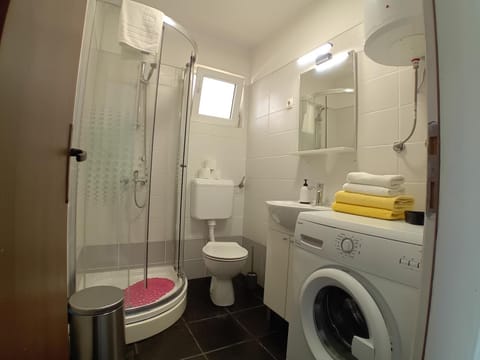 Bathroom, towels, washing machine