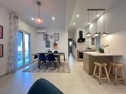 Kitchen or kitchenette, Living room, Seating area, Dining area, minibar