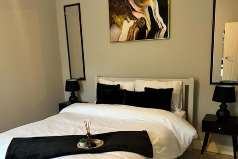 City Chic Retreat In Birmingham Apartment in Solihull