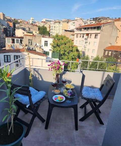 Property building, Patio, View (from property/room), Balcony/Terrace, Living room, Food and drinks, Seating area, Dining area, Food, City view