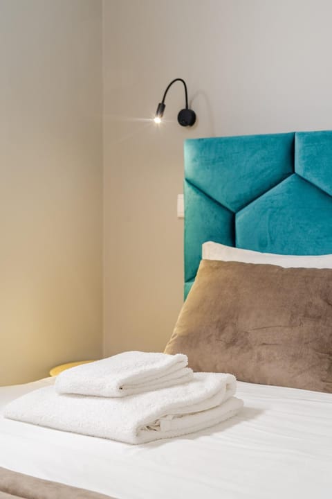 Bed, Bedroom, towels