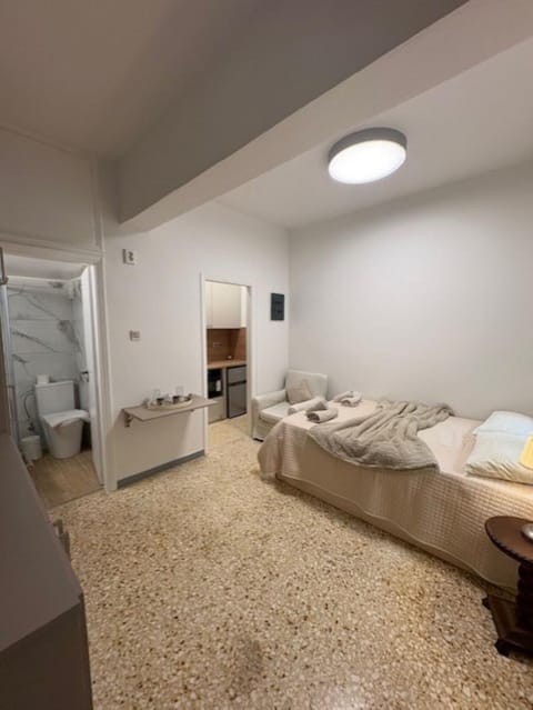 Bed, Bathroom, Kitchen or kitchenette, Living room, Photo of the whole room, Seating area, Bedroom, oven