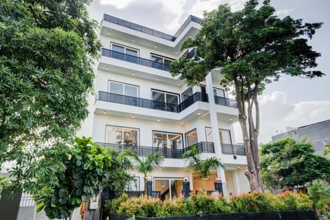 Property building, Spring, Day, Garden, View (from property/room), Balcony/Terrace, Garden view