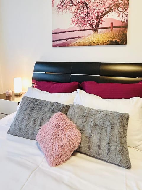 Bed, Photo of the whole room, Decorative detail, Bedroom