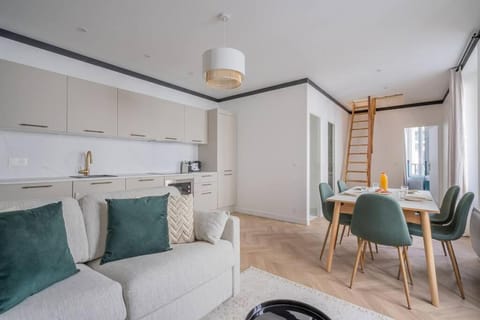 Kitchen or kitchenette, Living room, Seating area, Dining area, stove