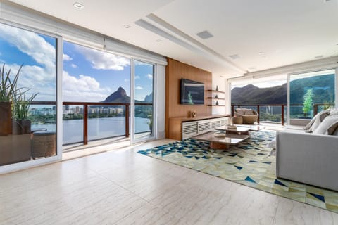 Natural landscape, TV and multimedia, View (from property/room), Balcony/Terrace, Living room, Seating area, Lake view, Mountain view