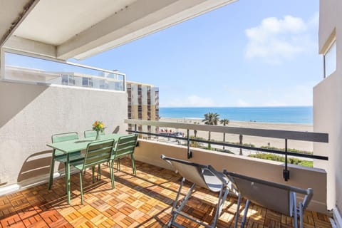 View (from property/room), Balcony/Terrace, Dining area, Sea view