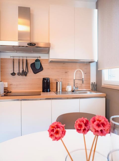 Coffee/tea facilities, Decorative detail, stove, kitchen