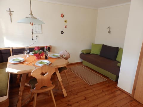TV and multimedia, Coffee/tea facilities, Kitchen or kitchenette, Living room, Seating area, Dining area