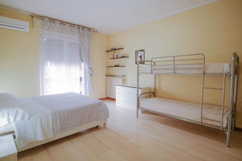 Photo of the whole room, Bedroom, air conditioner