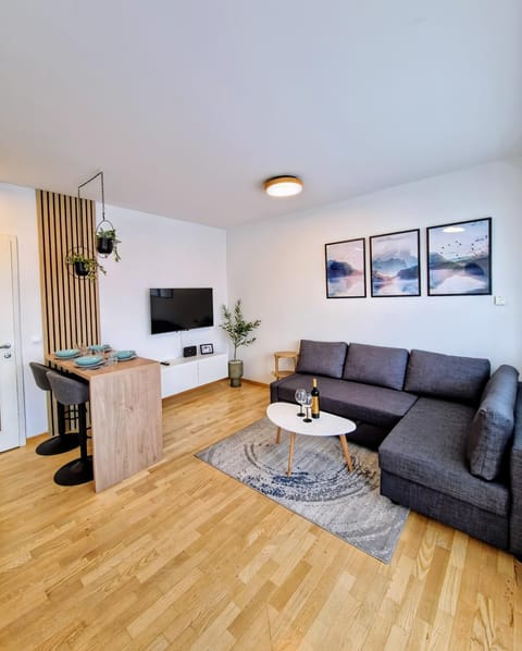 Communal lounge/ TV room, TV and multimedia, Living room, Evening entertainment