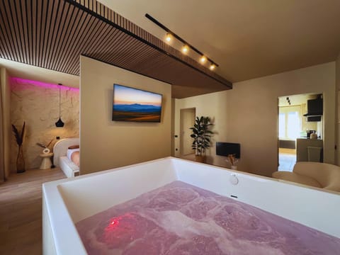 Hot Tub, Bathroom