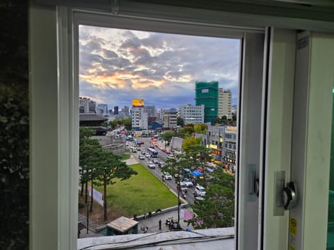 Property building, Day, City view, Location