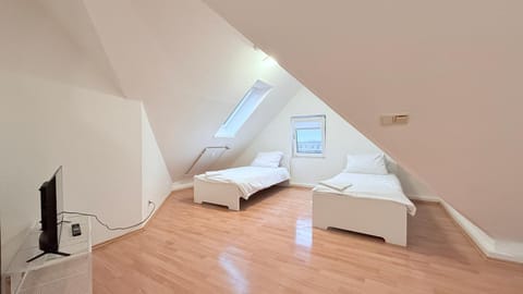 Bed, TV and multimedia, Living room, Photo of the whole room, Seating area, Bedroom