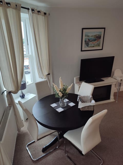 Communal lounge/ TV room, TV and multimedia, Living room, Dining area, Evening entertainment