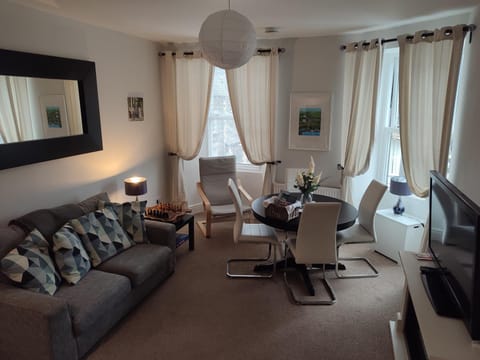 TV and multimedia, Living room, Seating area, Dining area