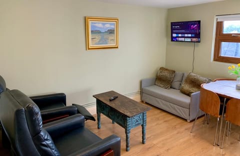 Communal lounge/ TV room, Bed, Seating area