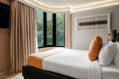 Bed, TV and multimedia, Bedroom