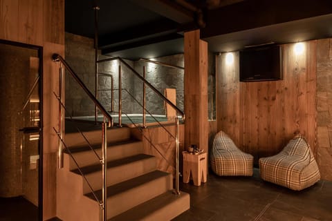 Hot Tub, Sauna