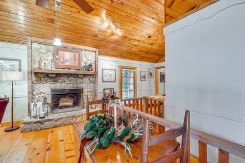 Bear Acres Getaway Cabin with Deck in Townsend! Cabin in Townsend