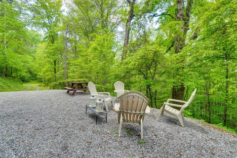 Bear Acres Getaway Cabin with Deck in Townsend! Cabin in Townsend