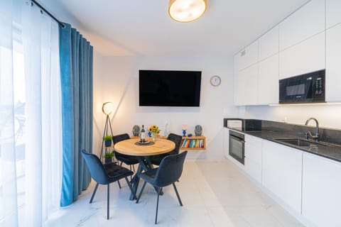 TV and multimedia, Kitchen or kitchenette, Living room, Seating area, Dining area