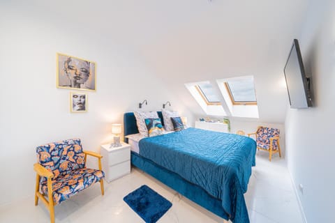 Bed, TV and multimedia, Photo of the whole room, Seating area, Bedroom