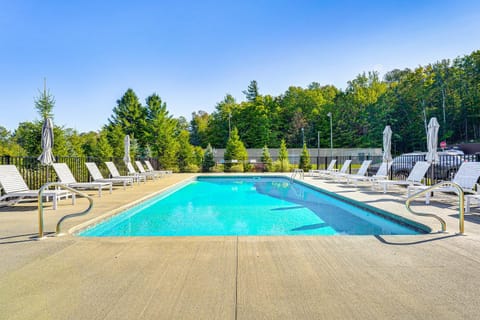 Walk to Ski Lift Spacious Condo in West Dover! House in Mount Snow