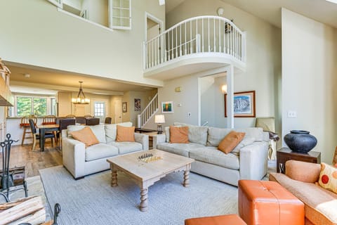 Walk to Ski Lift Spacious Condo in West Dover! House in Mount Snow