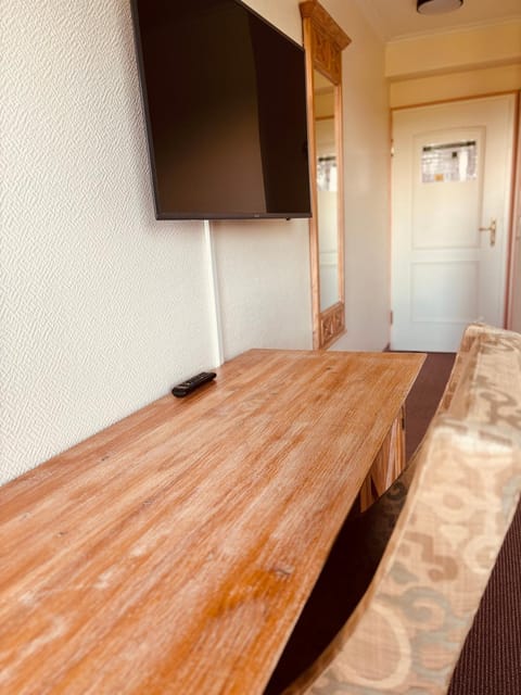 Bed, Living room, Photo of the whole room