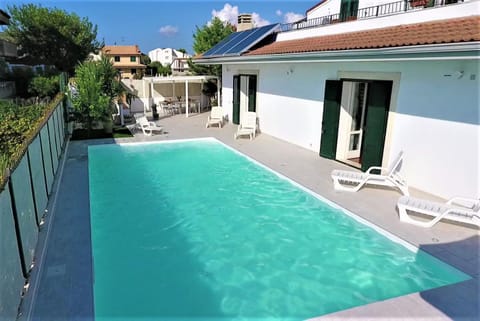 Day, Swimming pool, sunbed