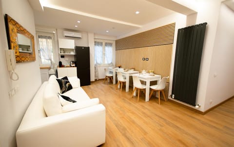 Kitchen or kitchenette, Living room, Seating area, Dining area, Internal: Not applicable to any particular room
