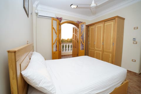 Photo of the whole room, Bedroom, wardrobe