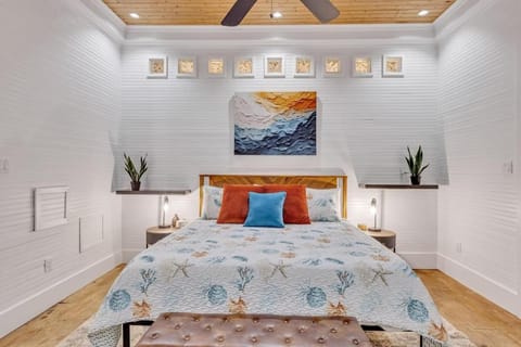 Bare Feet Beach House Close to beach dog friendly House in Gulfport