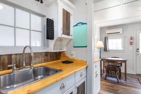 Historic Water's Edge Cottage 10 House in Rockaway Beach