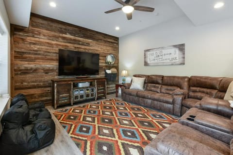 Livin' The Dream- Indoor Outdoor pool & Private Hot Tub House in Branson