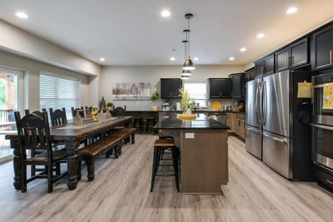 Livin' The Dream- Indoor Outdoor pool & Private Hot Tub House in Branson