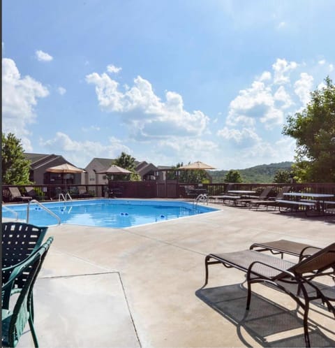 Libby's Perch No Stairs Outdoor Pool House in Indian Point
