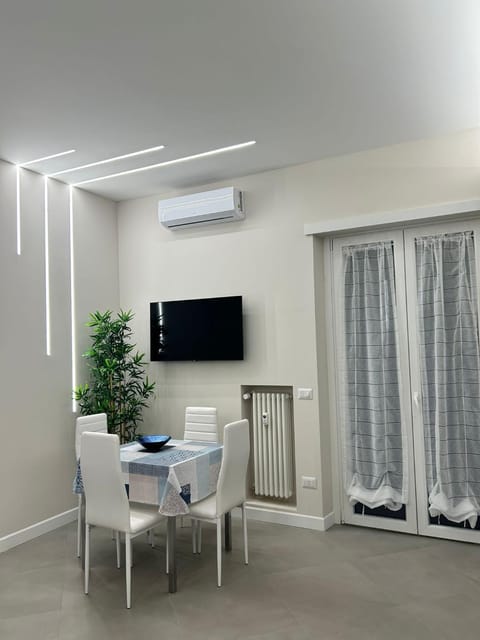 Communal lounge/ TV room, TV and multimedia, Dining area, air conditioner