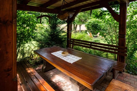 Property building, Day, Garden, Dining area, Garden view