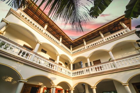 Property building, Nearby landmark, Balcony/Terrace, Garden view, Lake view, Breakfast, Sunset, bunk bed, Parking, laundry