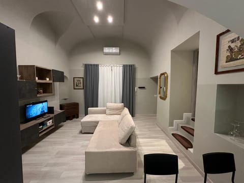 Communal lounge/ TV room, Bed, TV and multimedia, Living room, Seating area, flat iron, air conditioner