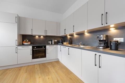 Coffee/tea facilities, Kitchen or kitchenette, dishwasher, oven, stove, toaster